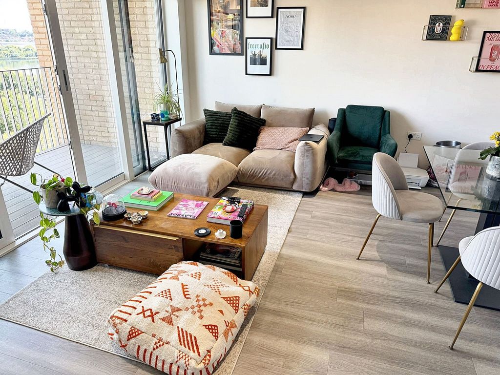 Property photo 1 of 14 Lounge