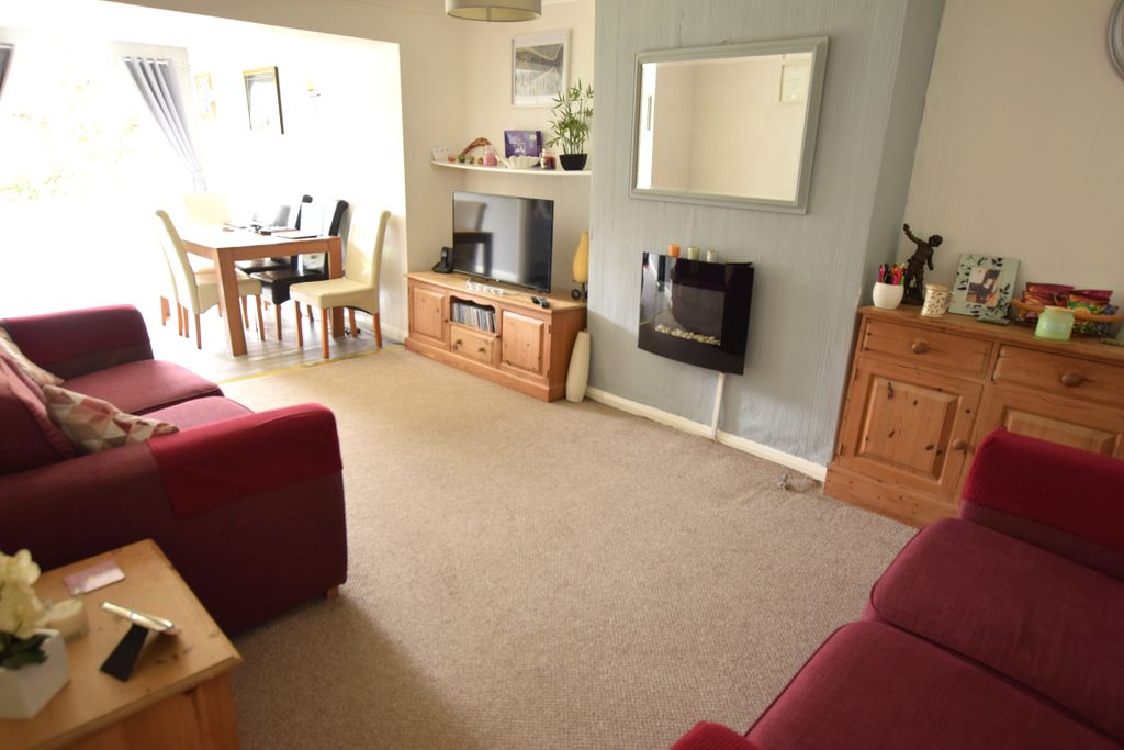 Property photo 3 of 13 Lounge