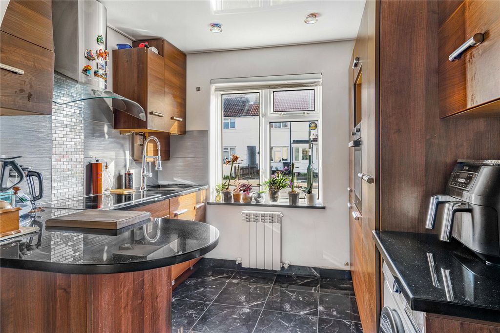 Property photo 3 of 18 Kitchen