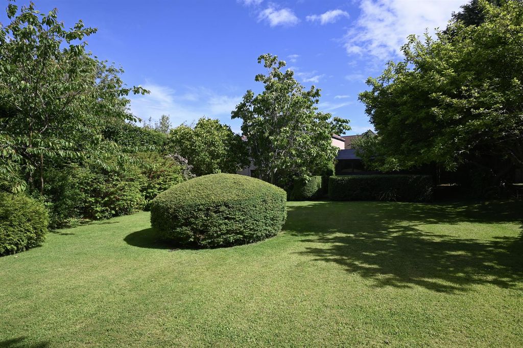 Property photo 3 of 20 Gunsgreengardens-15.Jpg