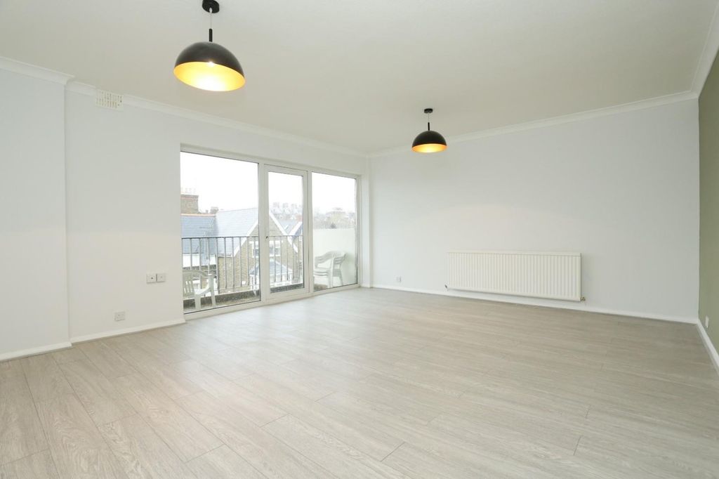 Property photo 3 of 8 Picture 3