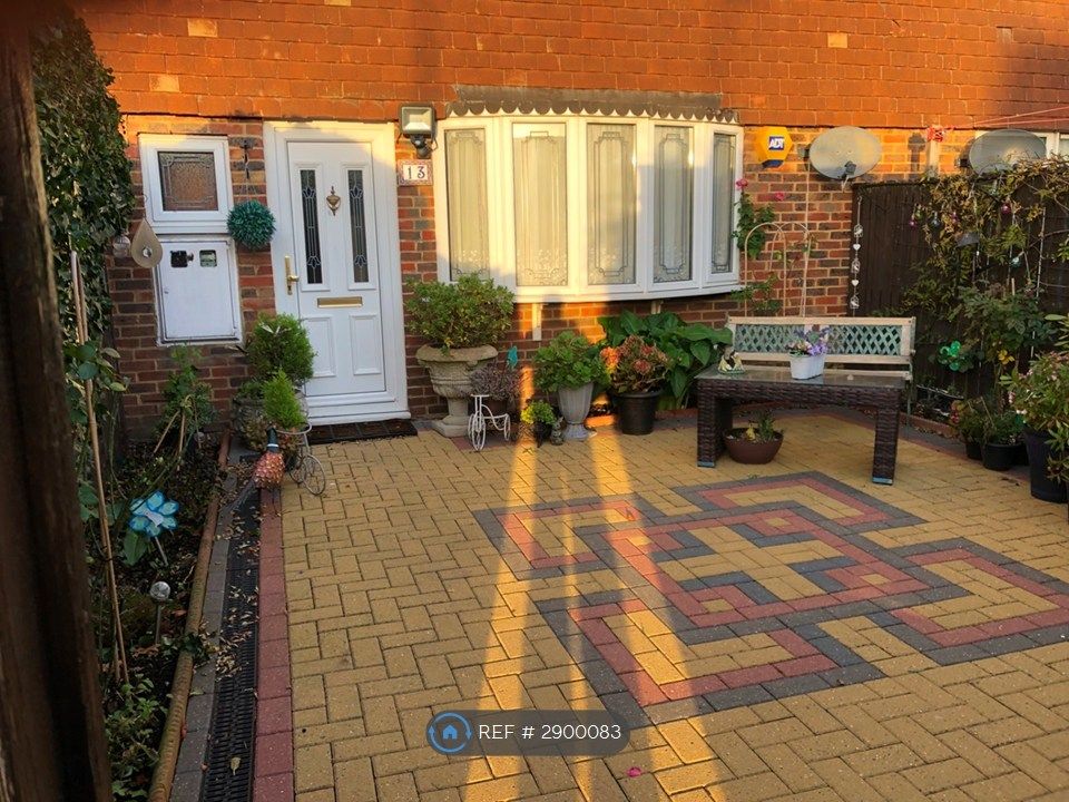 Property photo 1 of 32 Front Garden