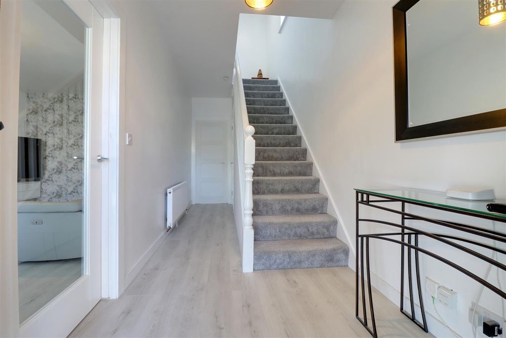 Property photo 2 of 19 Hallway