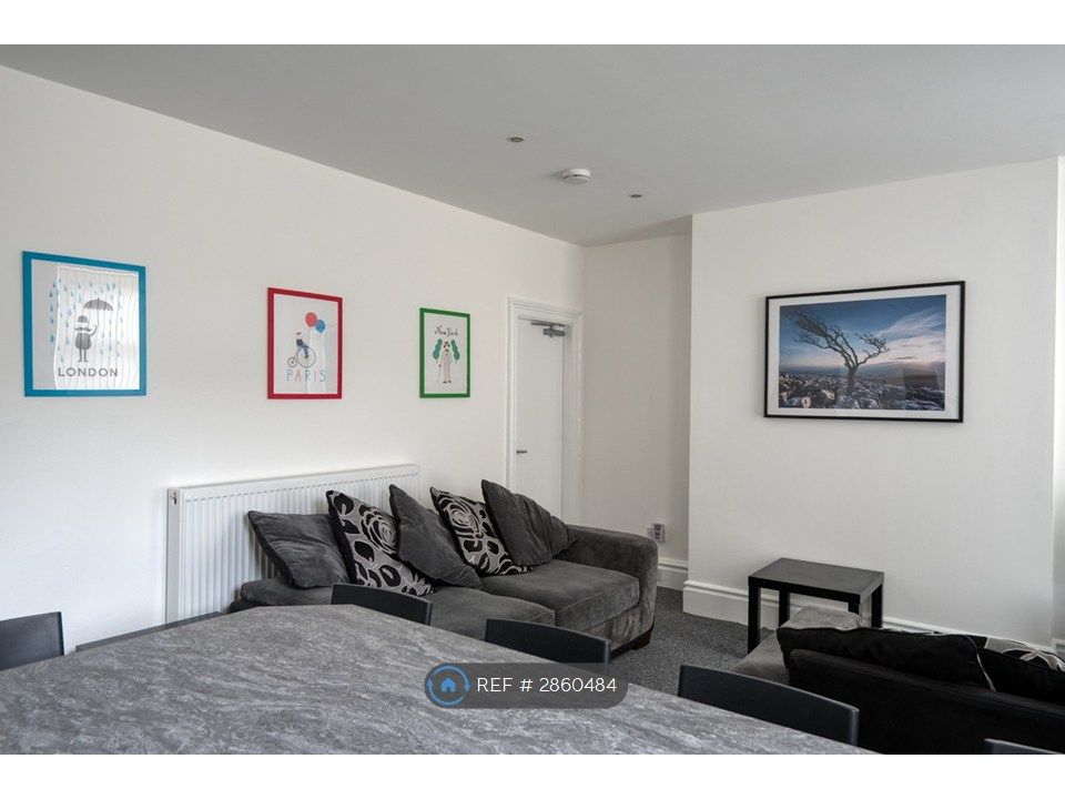 Property photo 3 of 8 Lounge