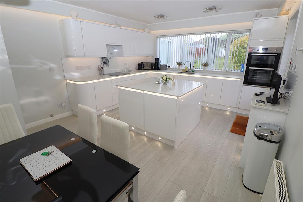 Property photo 3 of 30 Kitchen/Diner