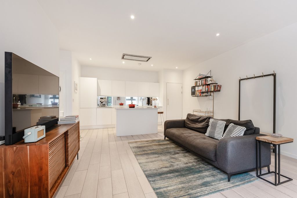 Property photo 2 of 23