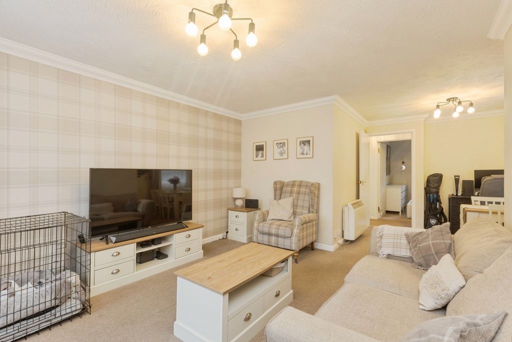 Property photo 2 of 15 Lounge