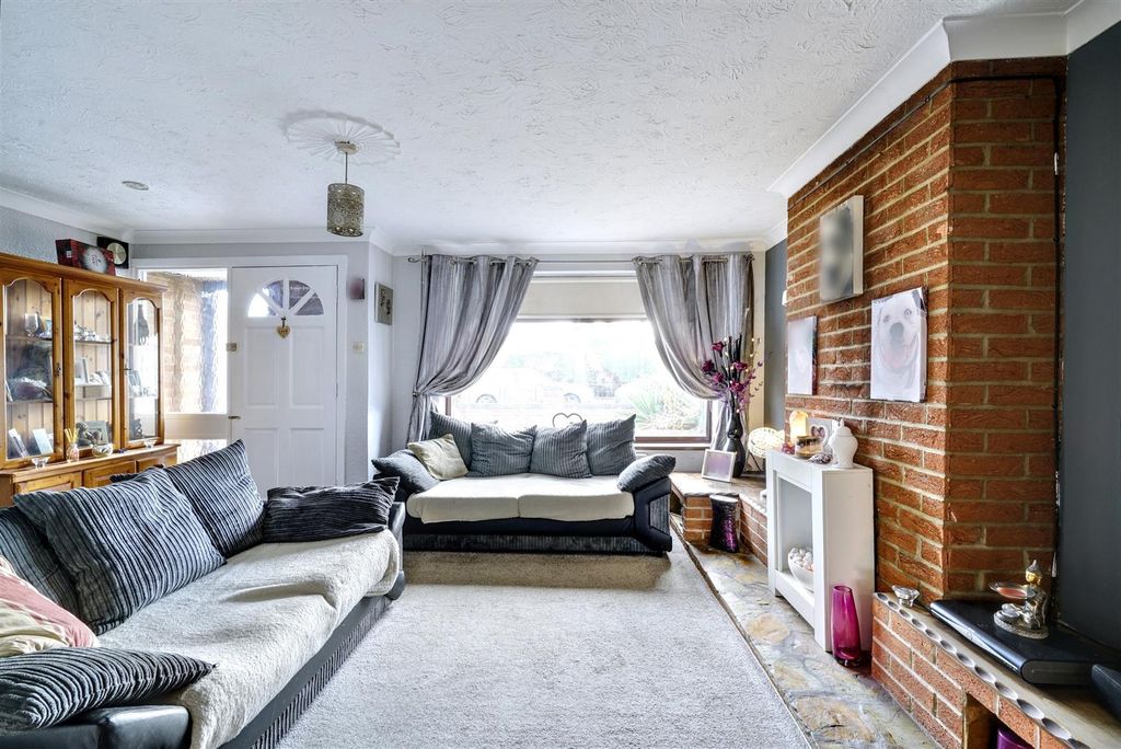 Property photo 2 of 19 Lounge