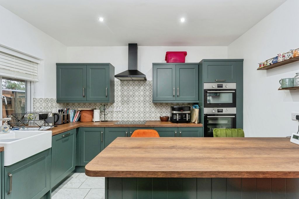 Property photo 3 of 20 Breakfast Kitchen