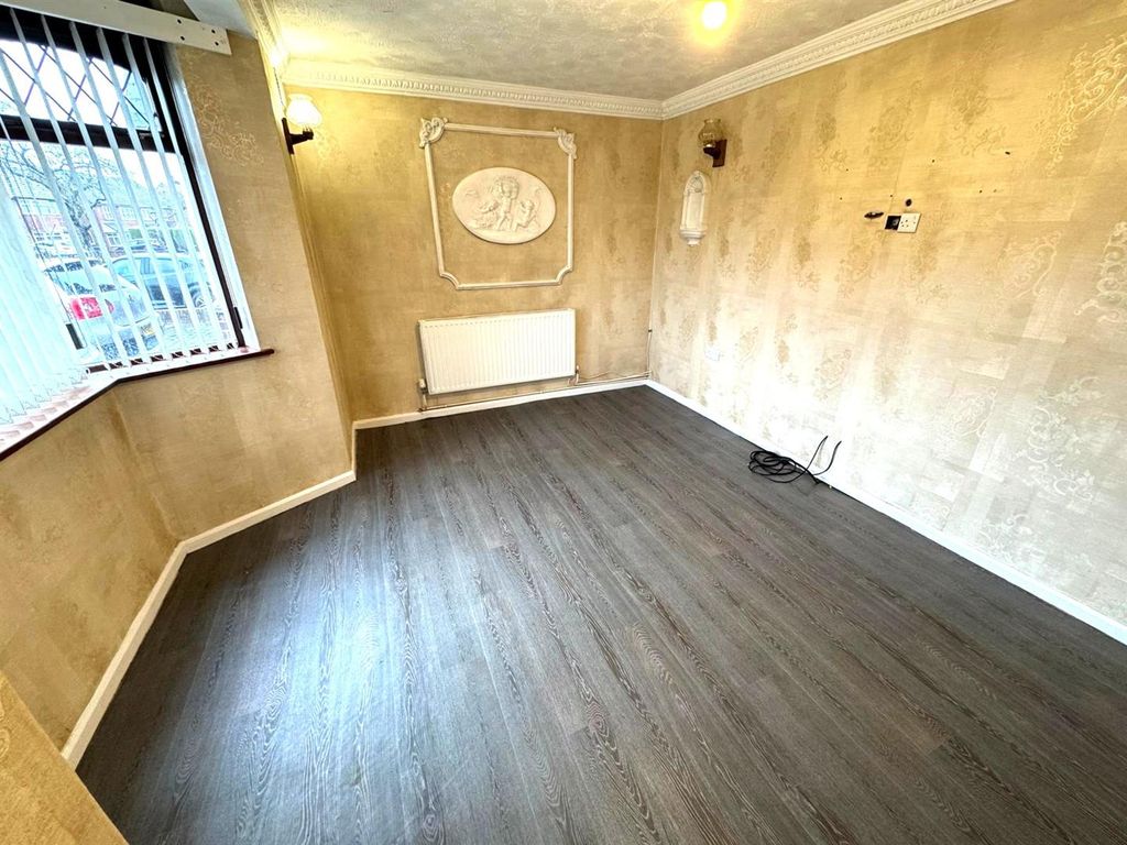 Property photo 2 of 22 Sitting Room Pic 1