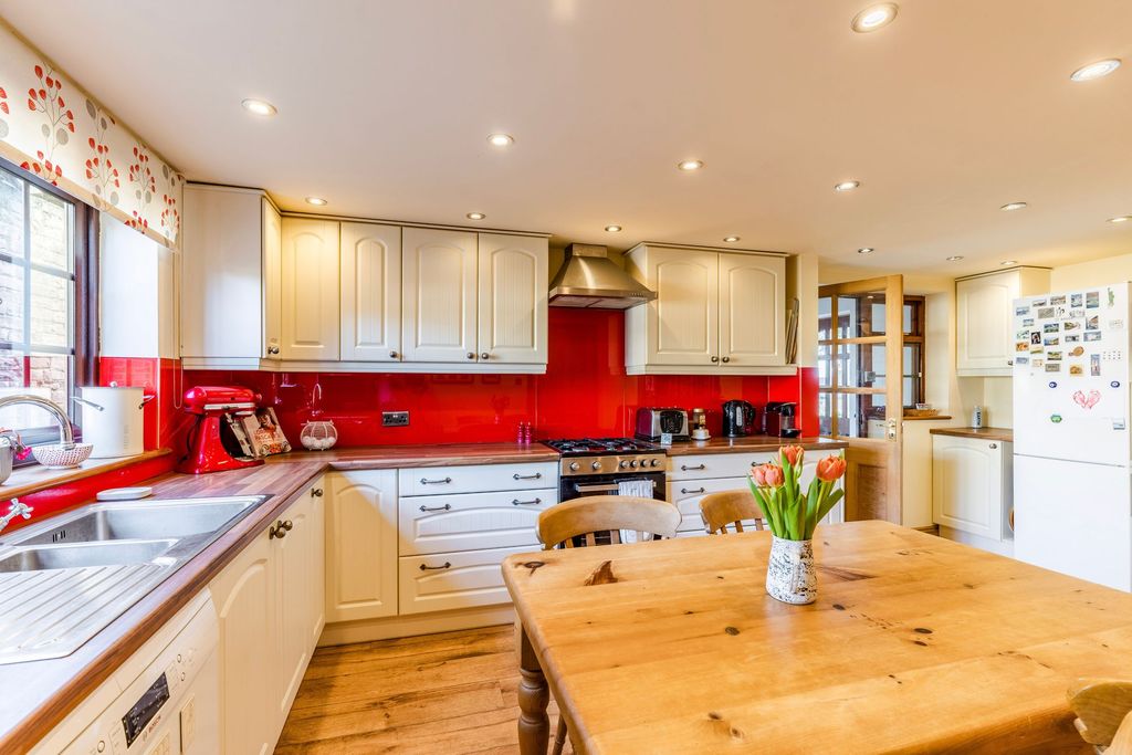 Property photo 3 of 23