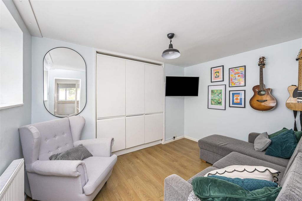 Property photo 2 of 17 Snug