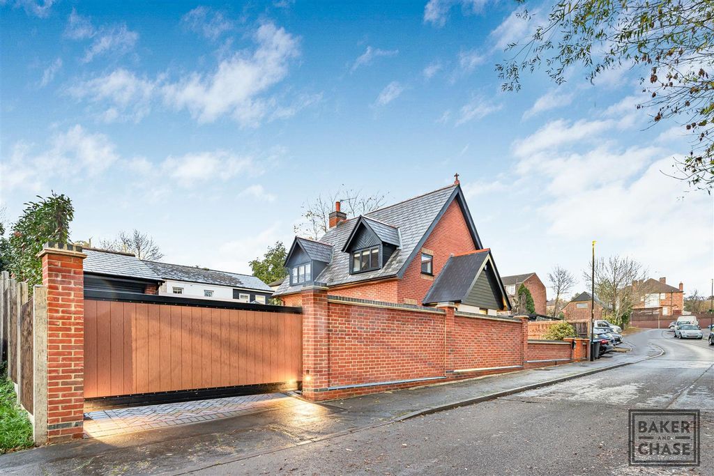 Property photo 3 of 39 Front Garden