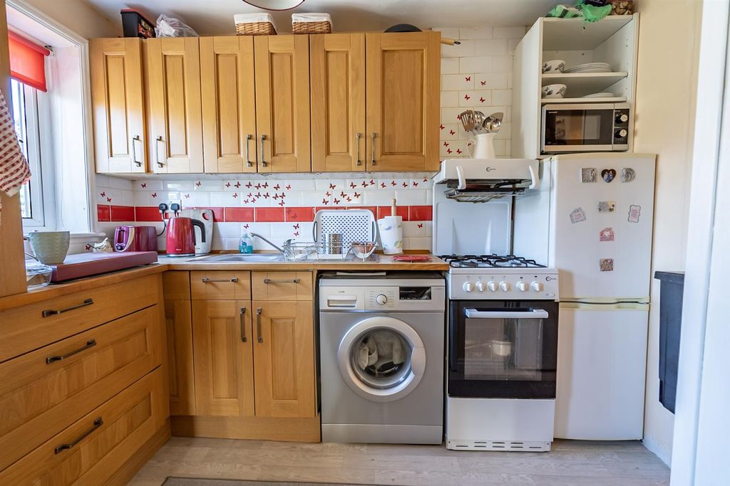 Property photo 3 of 9 Kitchen