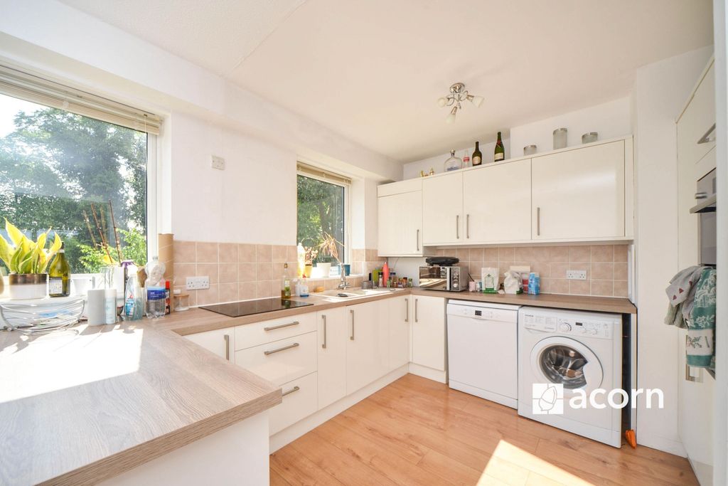 Property photo 3 of 10 Kitchen