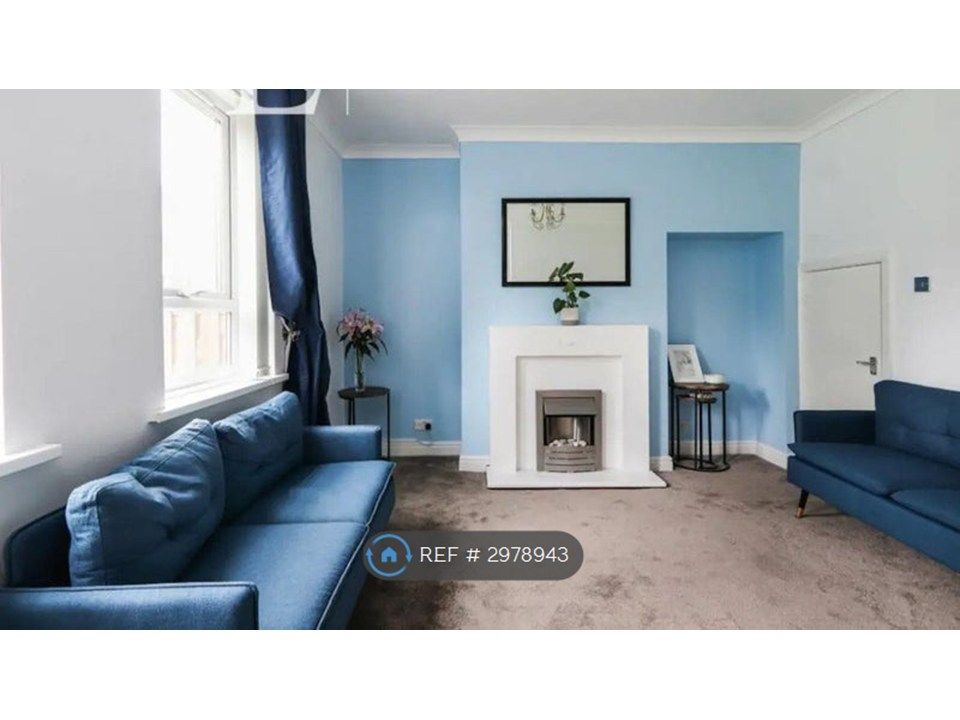 Property photo 1 of 7 Living Room