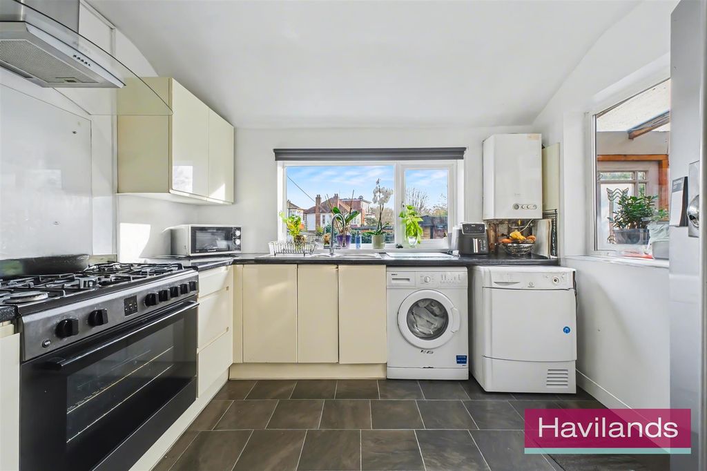 Property photo 3 of 12 39 Laburnum Grove N21 3Ht-3.Jpg