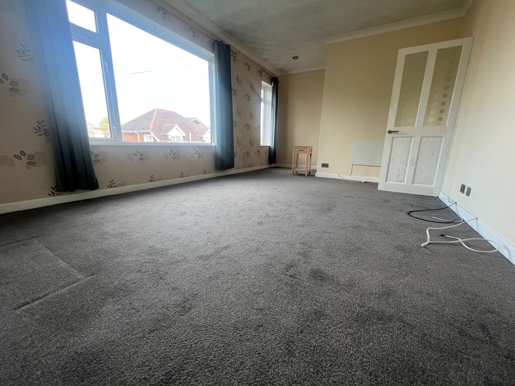 Property photo 3 of 8 Photo 02