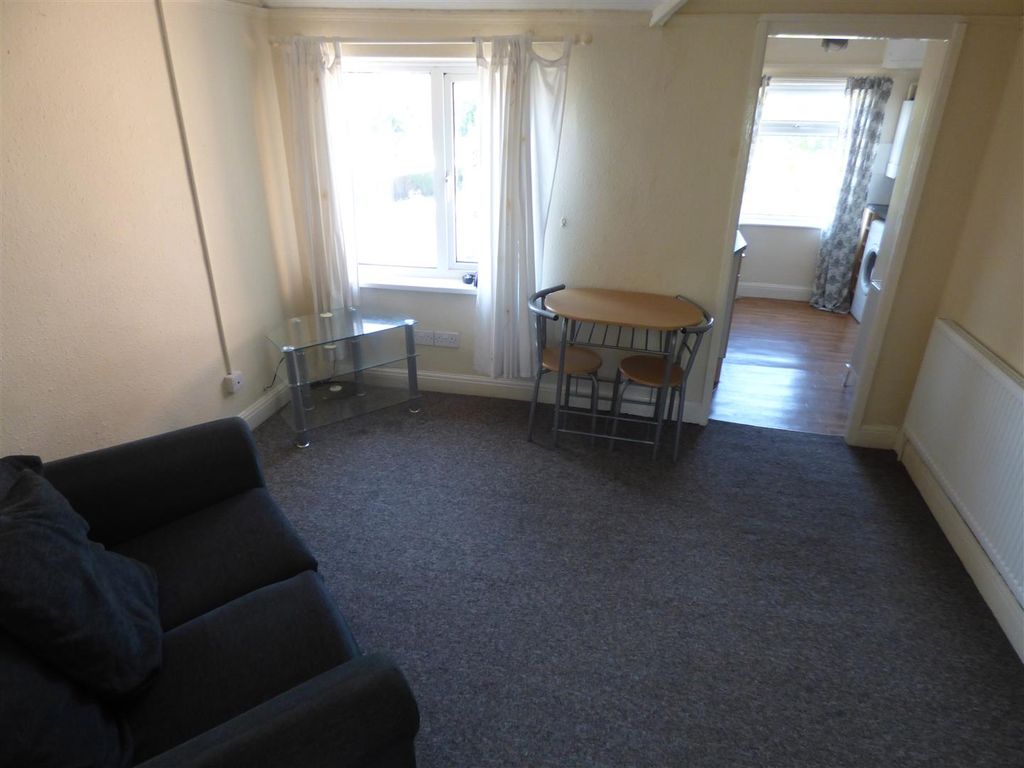 Property photo 3 of 6 Flat 316A High Road (1).Jpg