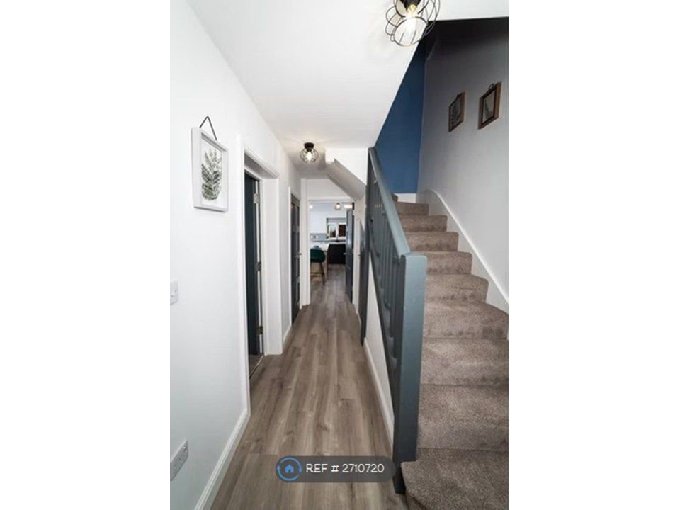 Property photo 3 of 19 Entrance Hall