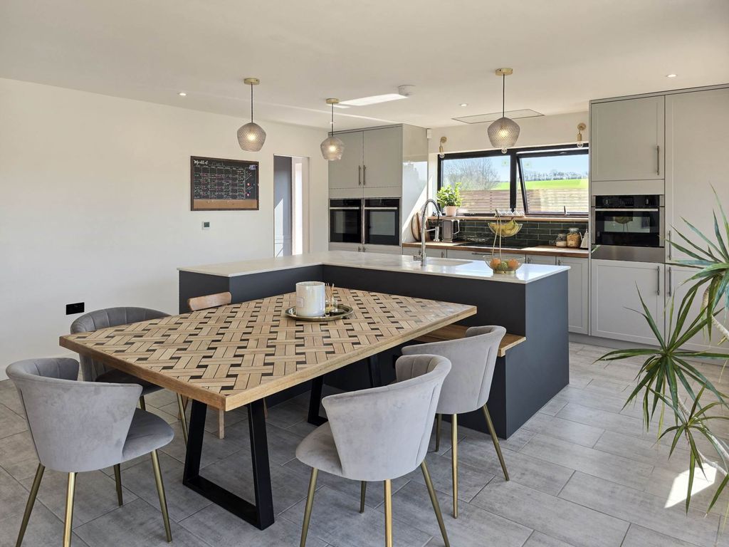 Property photo 3 of 27