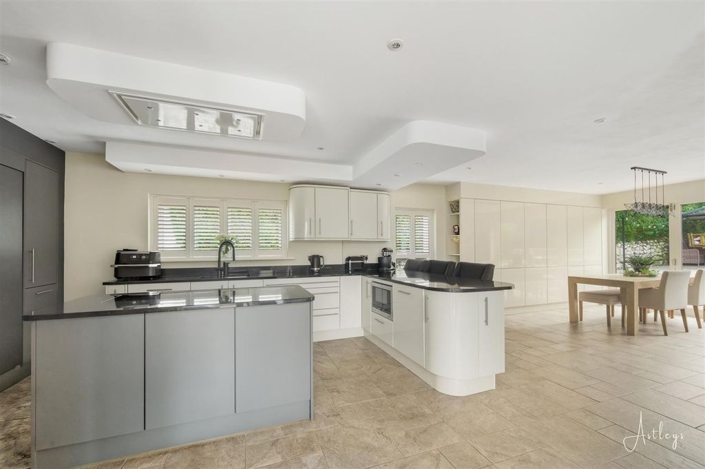 Property photo 2 of 28 Open Plan Kitchen/Breakfast Room