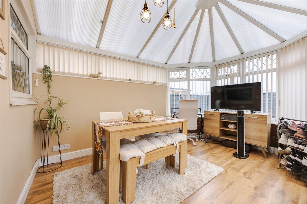 Property photo 3 of 19 Conservatory / Dining Room