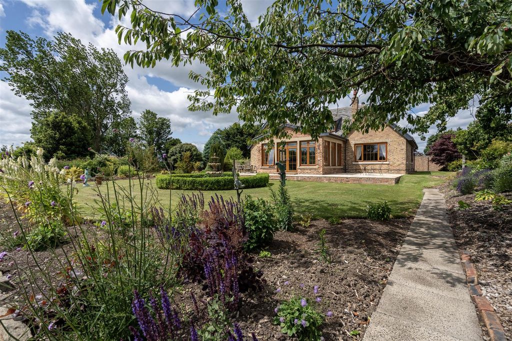 Property photo 1 of 14 External