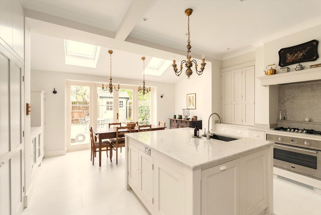 Property photo 2 of 19 Image