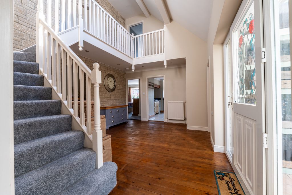Property photo 2 of 39