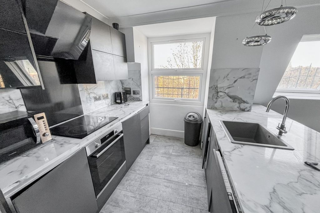 Property photo 3 of 14 Third Floor Flat, 81 Brixton Hill, London Sw2 1Je