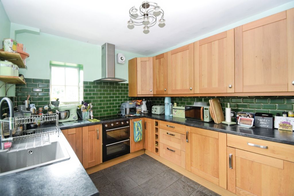 Property photo 2 of 31