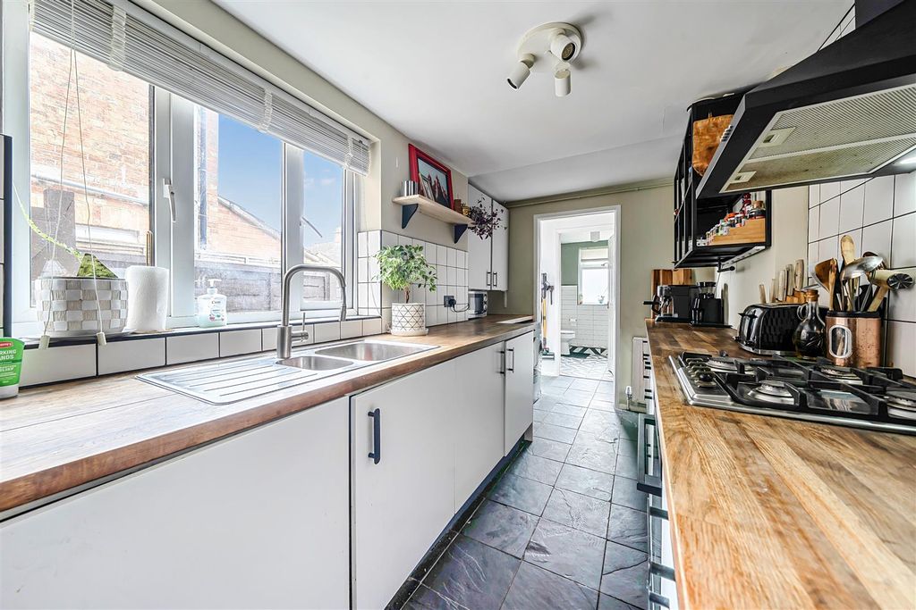 Property photo 3 of 12 Kitchen H.Jpg