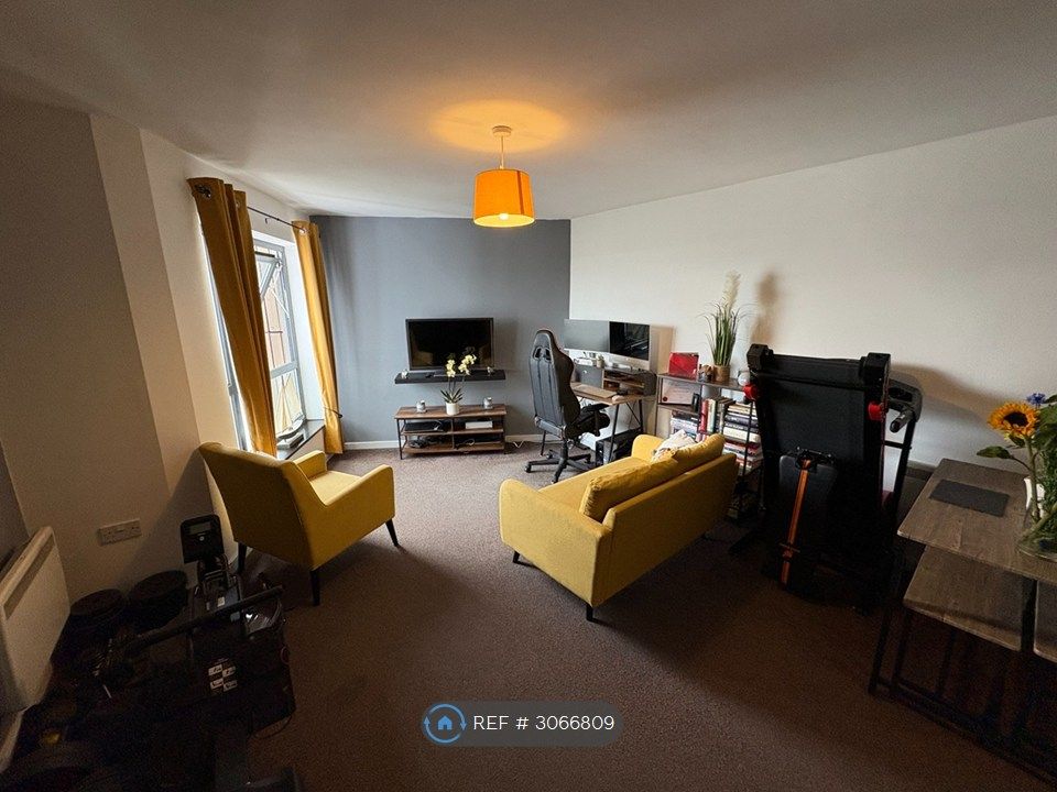 Property photo 3 of 9 Lounge/Dining Area