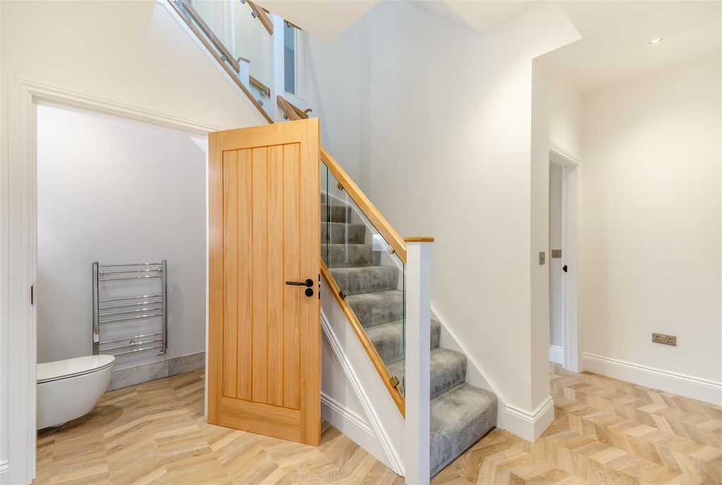 Property photo 3 of 43 8673458-Interior09.Jpg