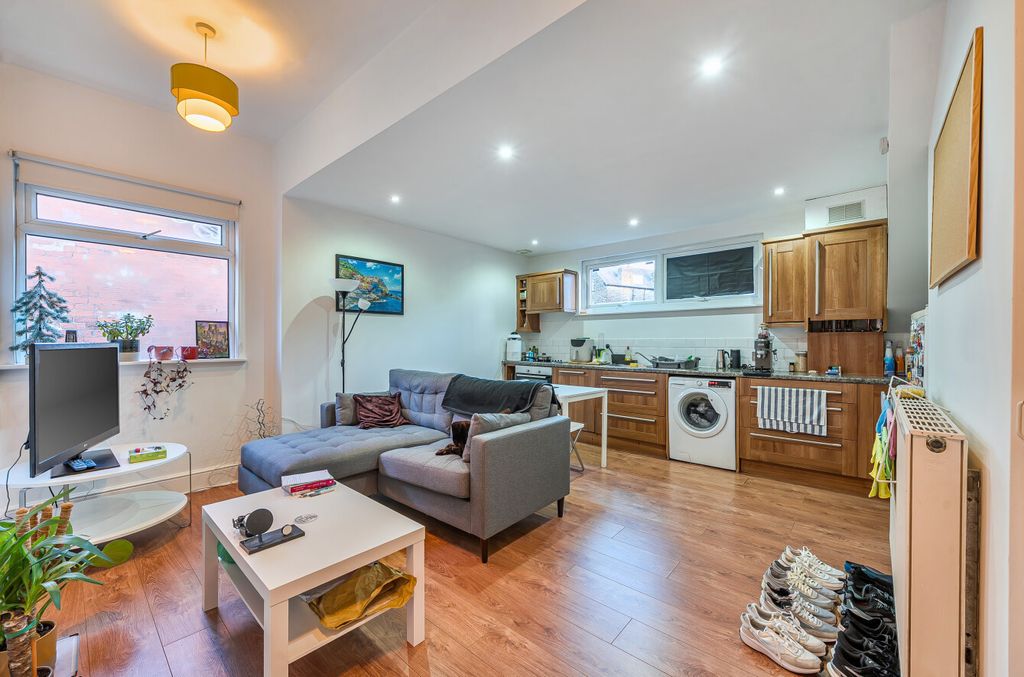 Property photo 2 of 10 Lounge/Kitchen