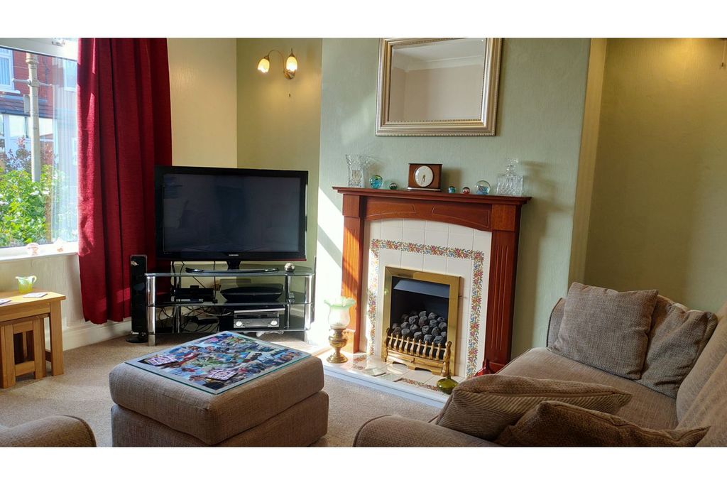 Property photo 2 of 19 Lounge