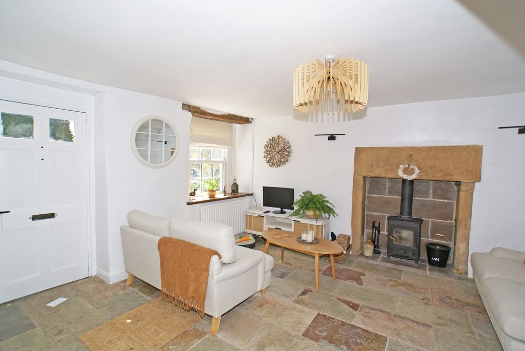 Property photo 3 of 10 Living 2