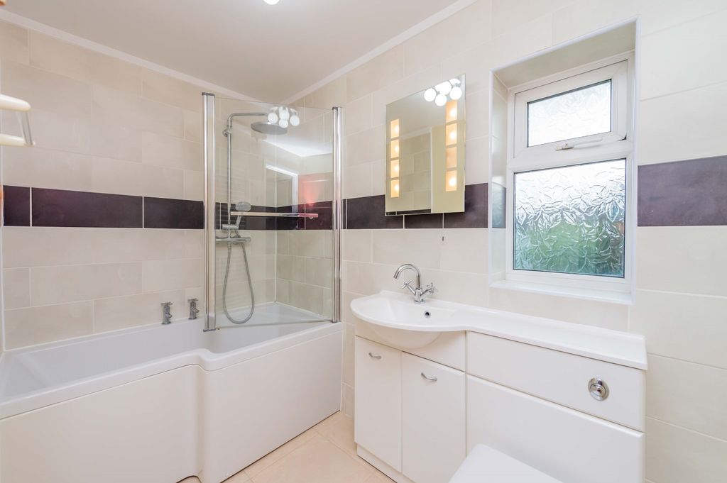 Property photo 2 of 15 Family Bathroom Emilydimelowewemovewhitchurchandna