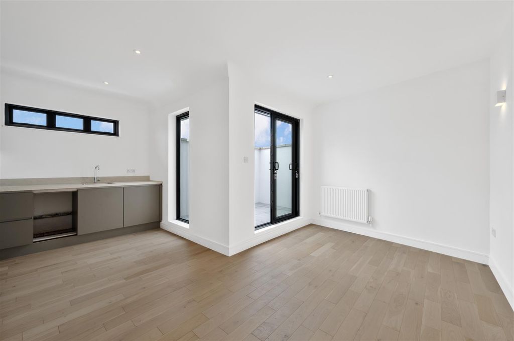 Property photo 2 of 11 Flat 6,8.Jpg