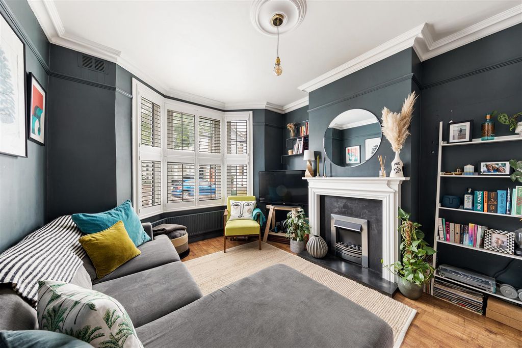 Property photo 2 of 25 Buckland Road E10