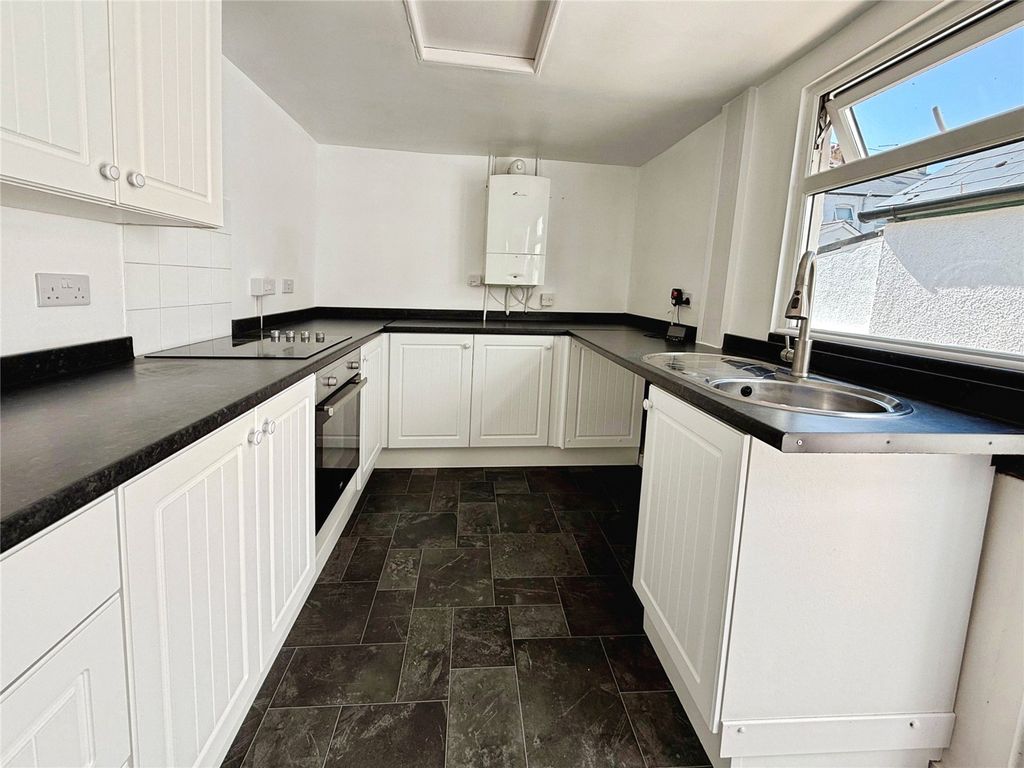 Property photo 3 of 10 Kitchen