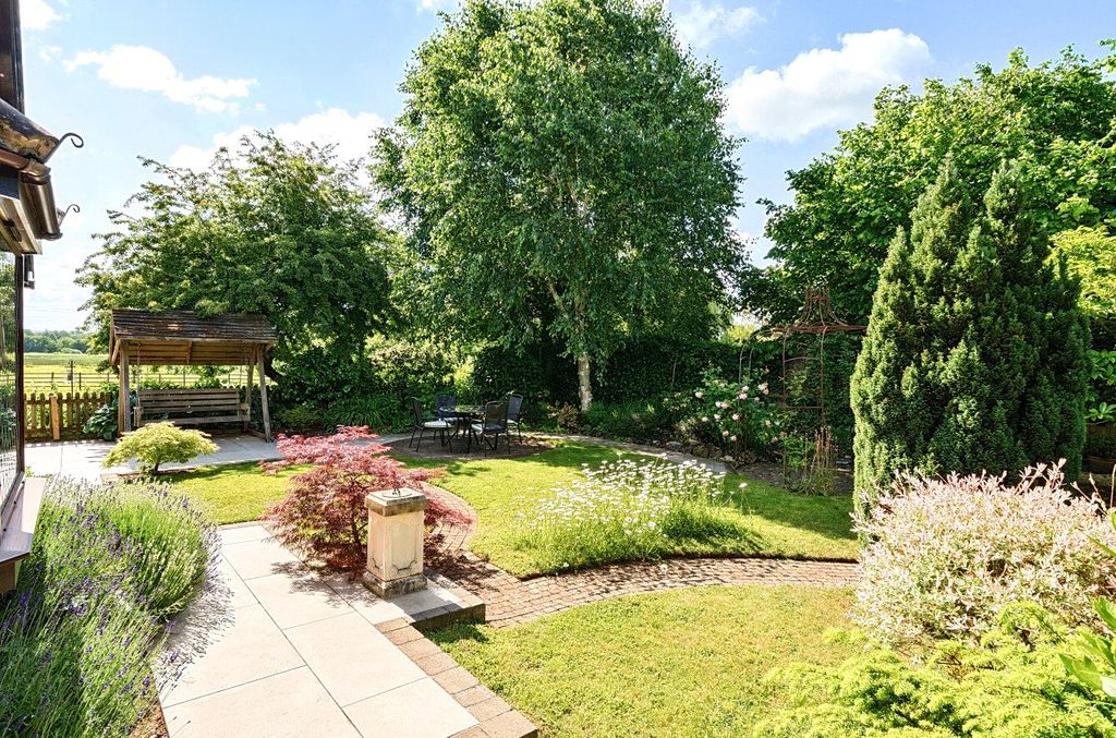 Property photo 2 of 15 Gardens
