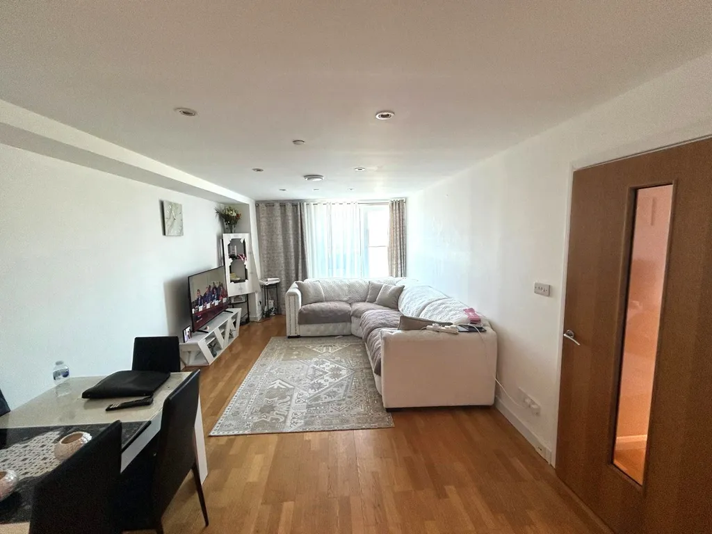 Apartment in Northampton, Semilong - View 6