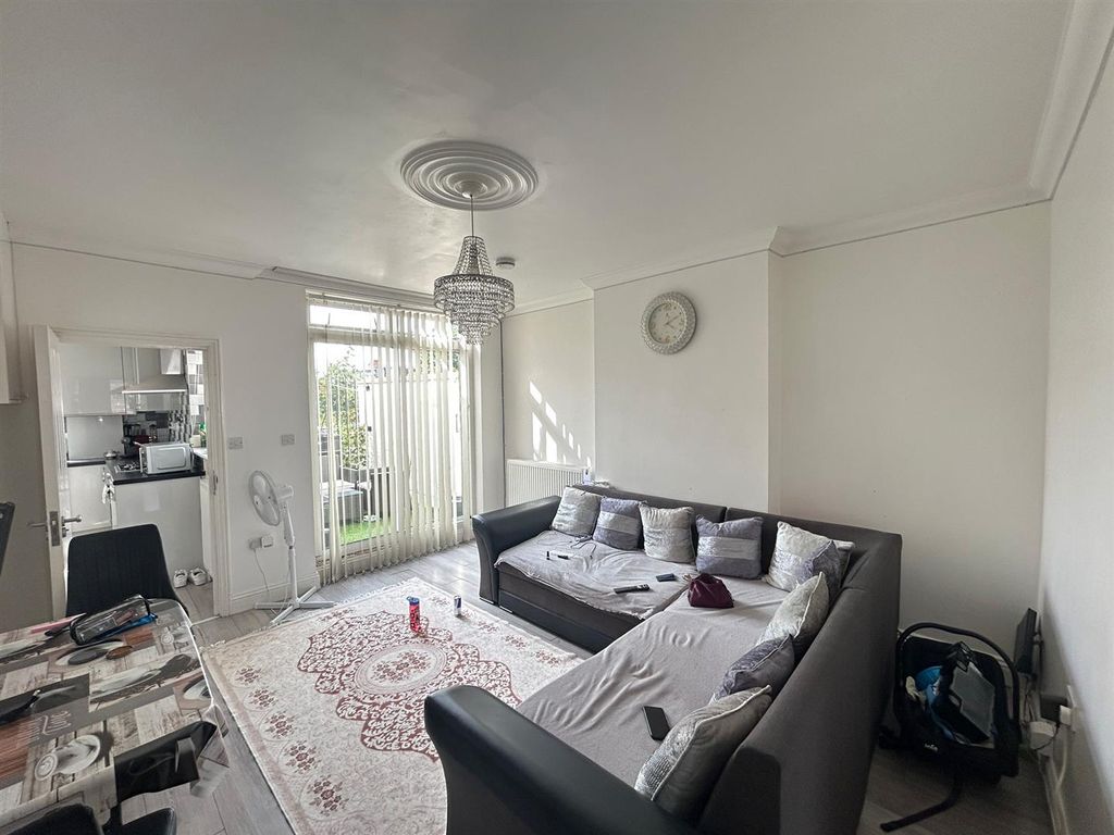 Property photo 3 of 8 49A Green Lanes (4).Jpeg