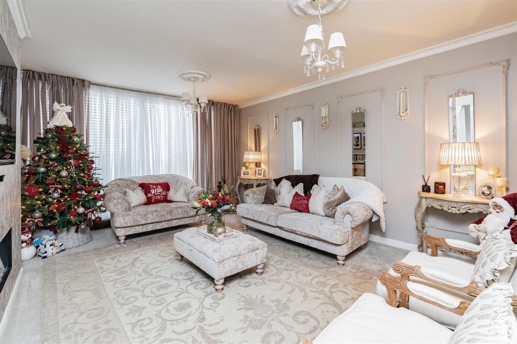 Property photo 3 of 19 87 Punch Croft-Hr8 (1).Jpg