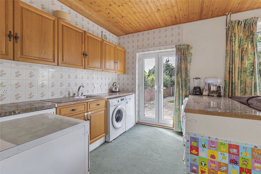 Property photo 3 of 17 Kitchen