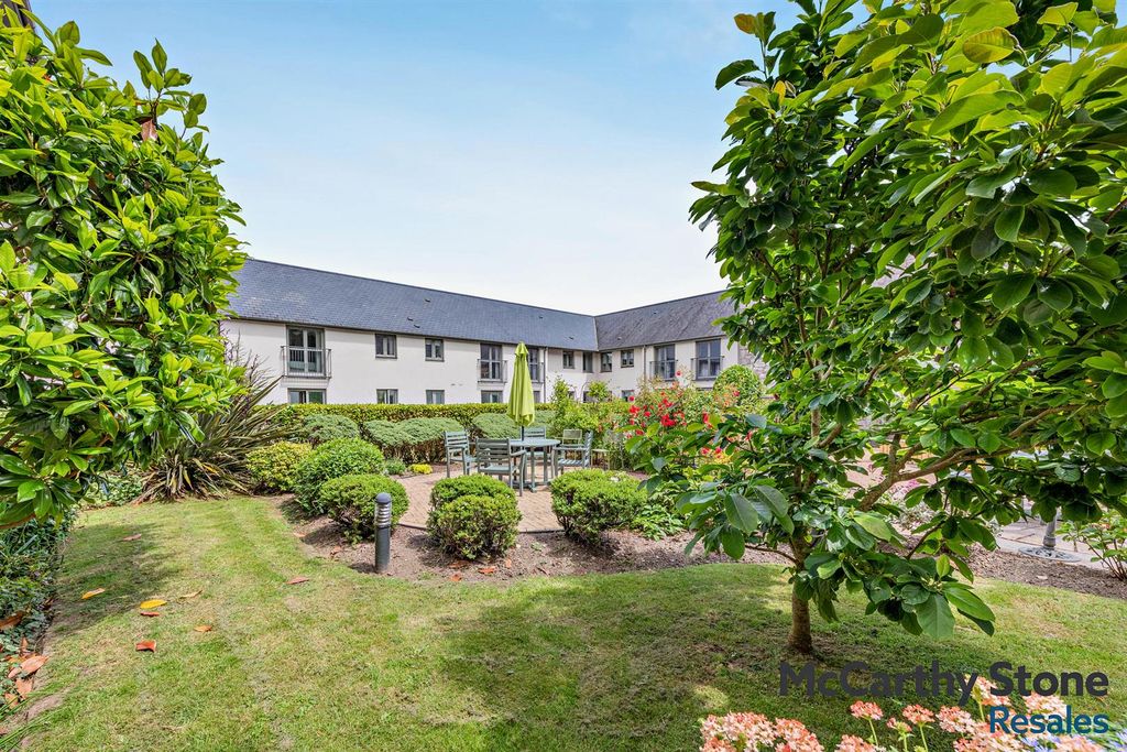Property photo 1 of 20 Communal Gardens
