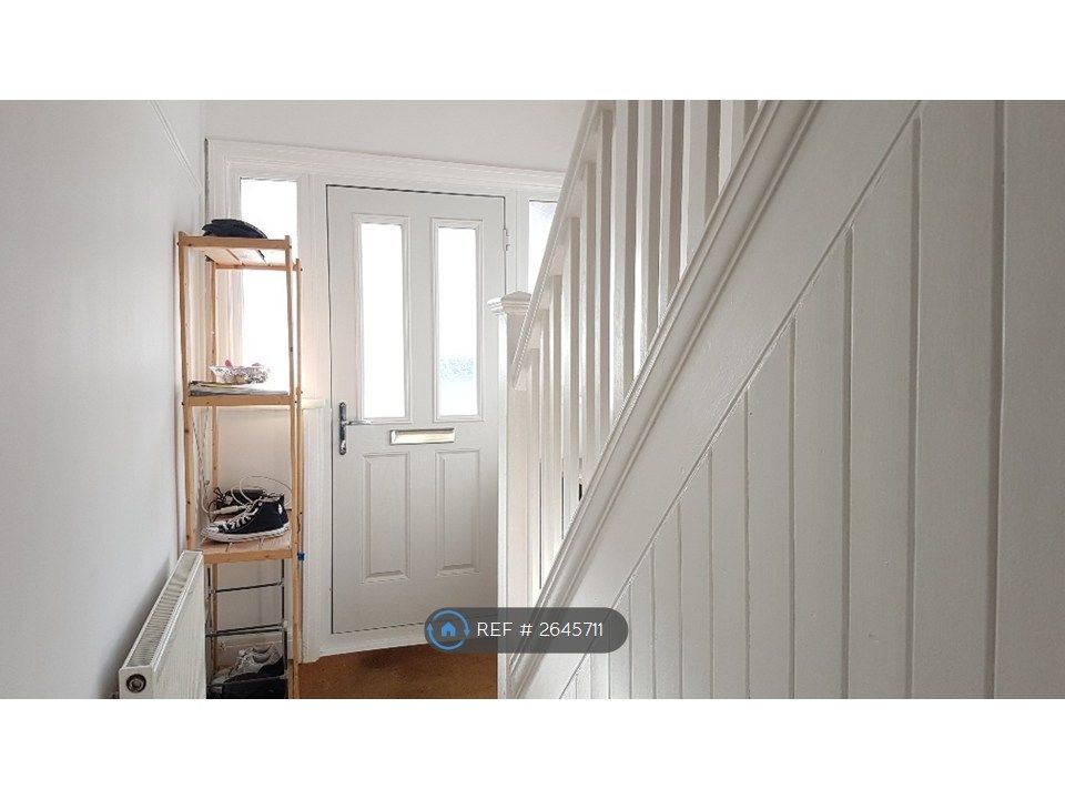 Property photo 2 of 14 Hallway