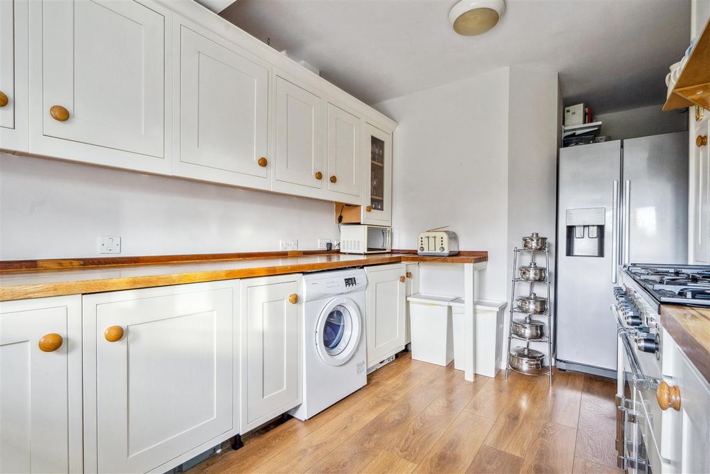 Additional image 9 of 3 bed detached bungalow for salePulens Crescent, Petersfield GU31